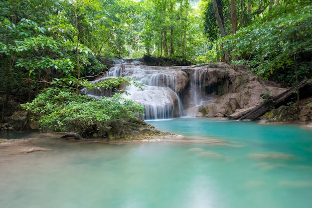 Piękna Siklawa W Erawan Siklawy Parku Narodowym W Kanchanaburi, Tajlandia