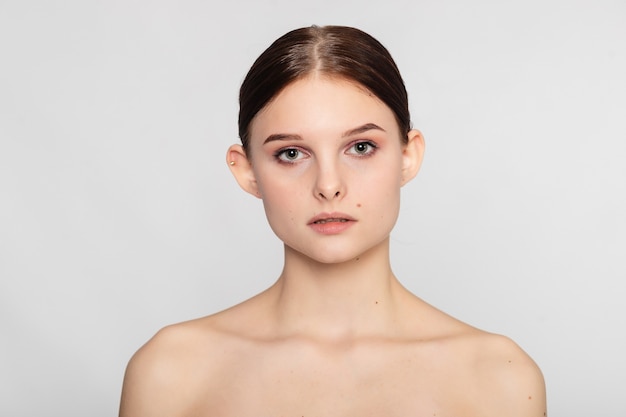 Piękna skóra kobiety naturalny makijaż twarzy koncepcja kosmetyczna. Piękno portret kobiecej twarzy z naturalną czystą skórą