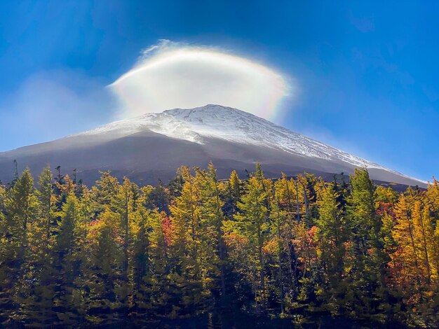 Zdjęcie piękna śnieżna góra fuji z błękitnym czystym niebem z piętego poziomu