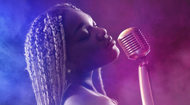 Piękna Śpiewa Dziewczyna Piękno Moda Glamour Kobieta z mikrofonem na migającym tle nocy bokeh