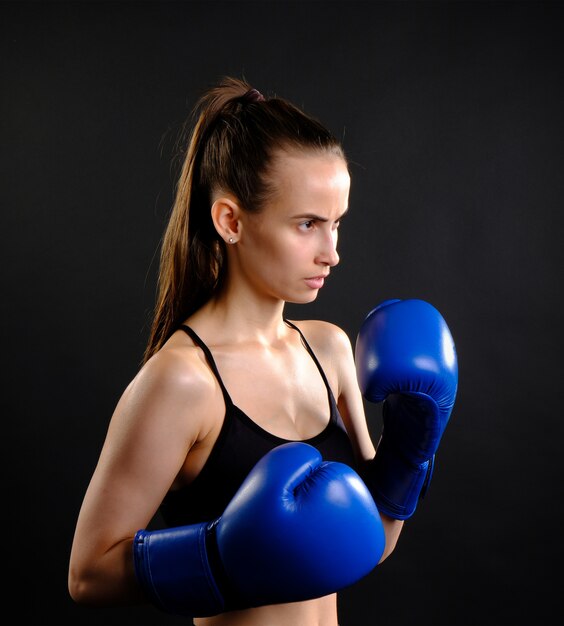 Piękna sportowa dziewczyna na treningu w gym