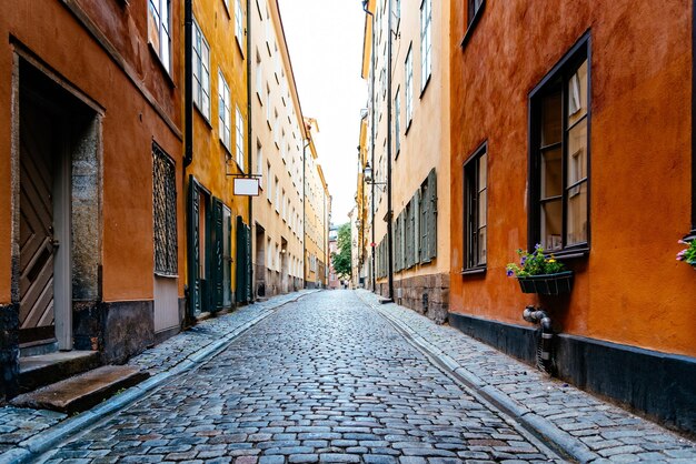 Zdjęcie piękna stara brukowana ulica pośród starych kolorowych domów w gamla stan w sztokholmie