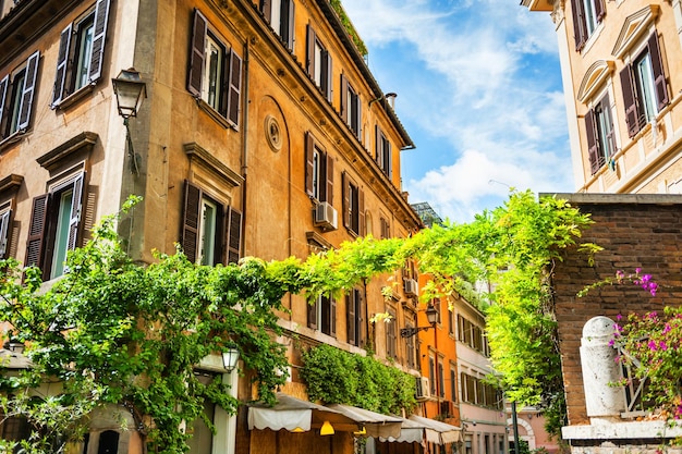 Piękna starożytna architektura w zabytkowej dzielnicy Trastevere, Rzym, Włochy