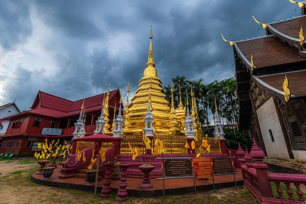 Piękna starożytna pagoda w złotym kolorze w świątyni Phan Tao to buddyjska świątynia w historycznym centrum atrakcja turystyczna starożytna tajska sztuka i miejsca publiczne w Chiang Mai w Tajlandii