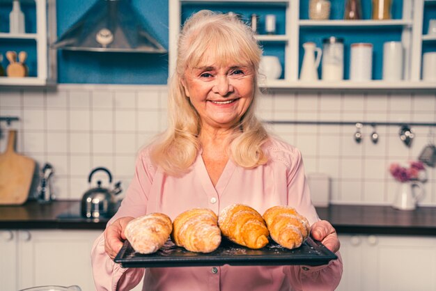 Piękna Starsza Kobieta Do Pieczenia W Kuchni