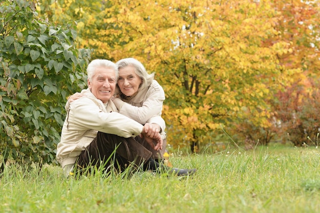 Piękna starsza para przytulająca się w parku
