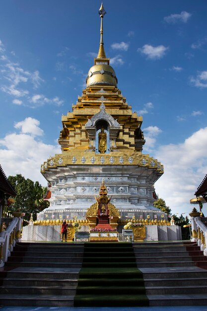 Piękna stupa pagody chedi z Wat Phra That Doi Saket lub świątynia Phrathat Doi Saket dla Tajów i zagranicznych podróżników, wizyta i szacunek modlącego się buddy w Chiangmai w Chiang Mai Tajlandia