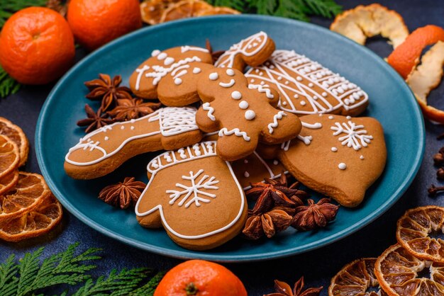 Zdjęcie piękna świąteczna kompozycja z mandaryn, piernika i anisu gwiazdkowego.