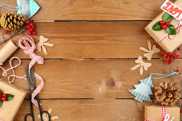 Piękna świąteczna kompozycja z ręcznie robionymi prezentami na drewnianym tle