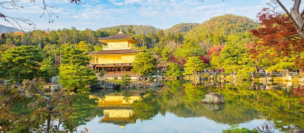 Piękna świątynia Kinkakuji lub złoty pawilon w punkcie orientacyjnym sezonu jesiennych liści i słynie z atrakcji turystycznych w Kioto Kansai w Japonii