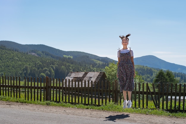 Piękna szczęśliwa brunetki dziewczyna w sukni odbija się