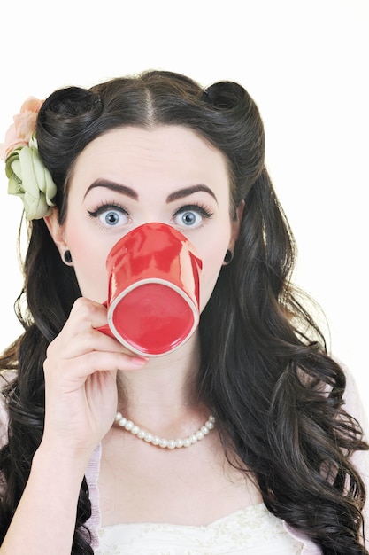 Zdjęcie piękna, szczęśliwa młoda kobieta z czerwoną kawą izolowana na białym