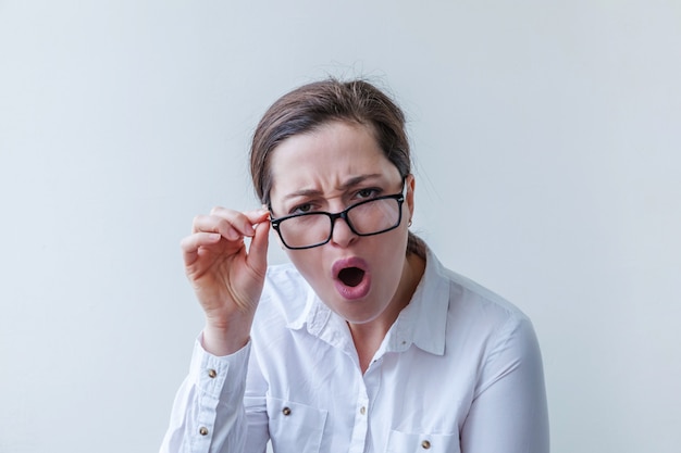 Piękna szczęśliwa uśmiechnięta dziewczyna. Piękno prostego portreta brunetki młoda uśmiechnięta kobieta w eyeglasses odizolowywających na białym tle. Pozytywne ludzkie emocje mimika mimika ciała. Skopiuj miejsce