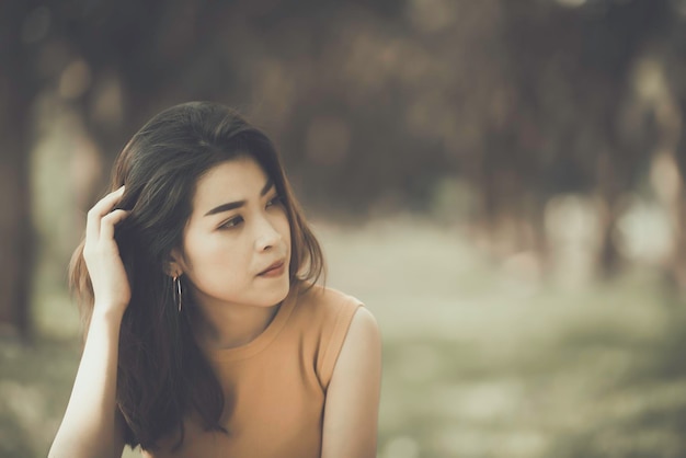 Piękna tajska kobieta bardzo smutna z nieodwzajemnionej miłościpomyśl o stylu vintageciemny ton złamane serceazjatycka dziewczyna