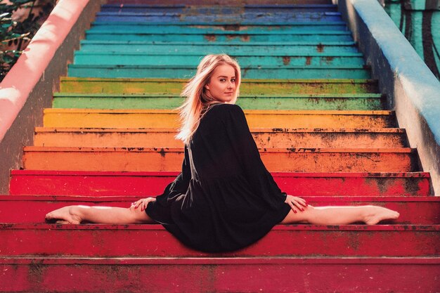 Zdjęcie piękna tancerka mody w miejskim kolorowym schodach