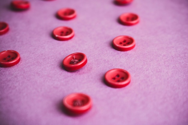 Piękna tekstura z wieloma okrągłymi różowymi guzikami do szycia robótek ręcznych Kopiuj przestrzeń Mieszkanie leżało na różowo
