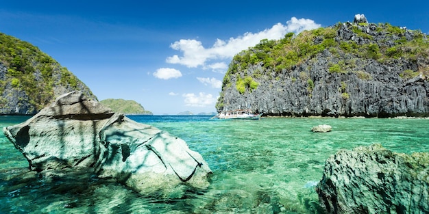 Piękna tropikalna błękitna laguna Malowniczy krajobraz z zatoką morską i górskimi wyspami El Nido Palawan Filipiny Azja Południowo-Wschodnia Egzotyczna sceneria