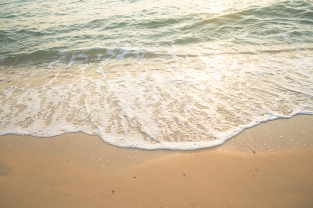 Zdjęcie piękna tropikalna ocean plaża w zmierzchu czasie