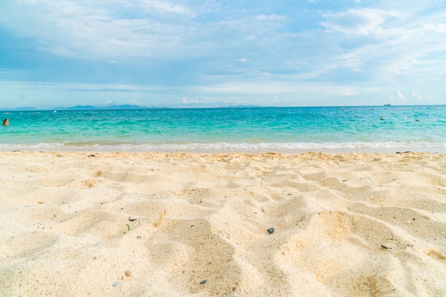 Piękna tropikalna plaża i morze krajobraz