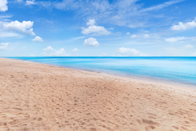 Piękna tropikalna plaża i morze na tle błękitnego nieba z miejscem na tekst