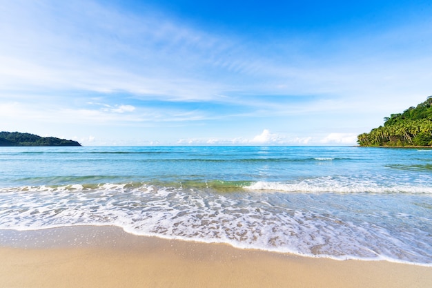 Piękna tropikalna plaża i morze pod niebieskim niebem