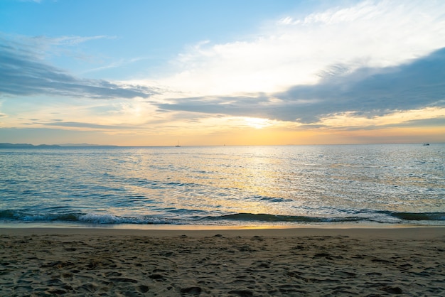 piękna tropikalna plaża i morze z niebem o zmierzchu o zachodzie słońca