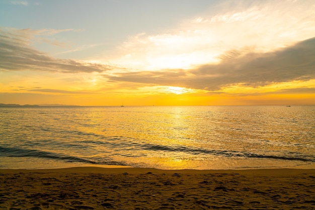 Piękna Tropikalna Plaża I Morze Z Niebem O Zmierzchu O Zachodzie Słońca