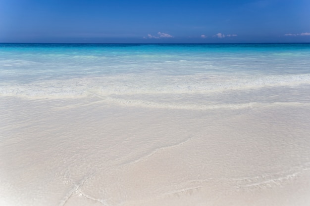 Piękna tropikalna plaża i niebo