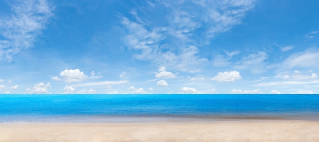 Piękna tropikalna plaża morze ocean z białą chmurą błękitne niebo