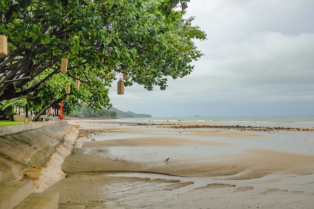 Piękna Tropikalna Plaża na Koh Chang rano i deszczowy dzień Trat Tajlandia