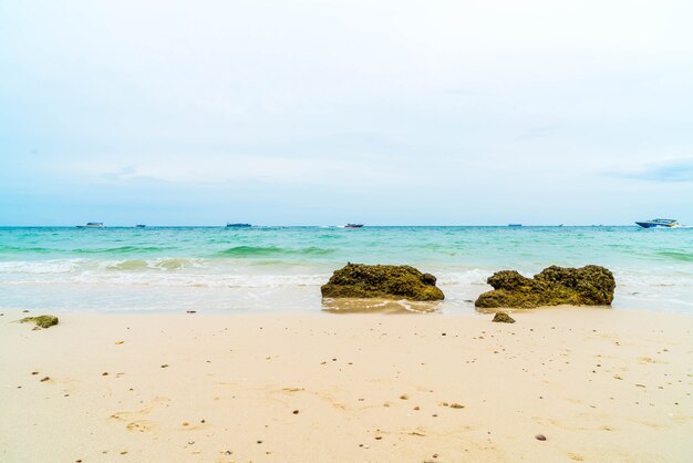 piękna tropikalna plaża na Koh Larn w Pattaya