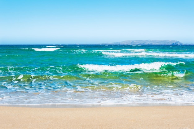 Piękna tropikalna plaża z turkusową wodą i białym piaskiem. Wyspa Kreta, Grecja
