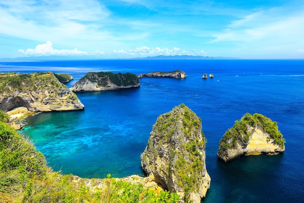 Piękna tropikalna wyspa na Bali z koncepcją błękitnego nieba, wakacji i wakacji.