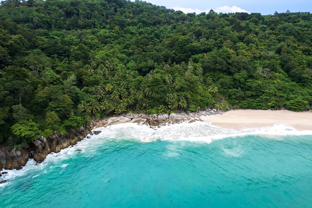 Piękna Tropikalna Wyspa Z Plażą I Palmami Kokosowymi Na Plaży Phuket