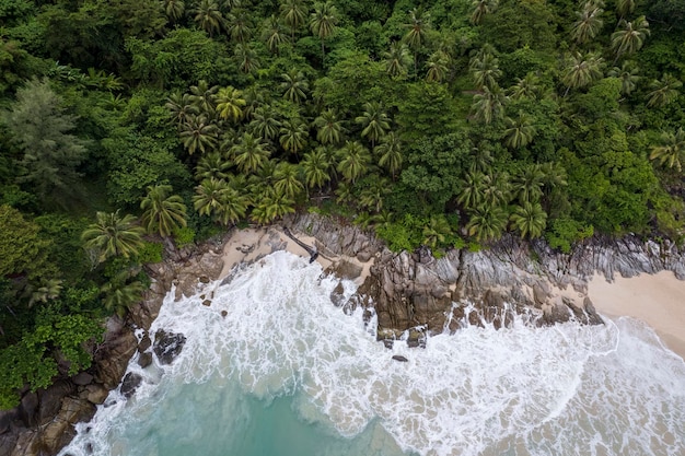 Piękna tropikalna wyspa z plażą i palmami kokosowymi na plaży Phuket