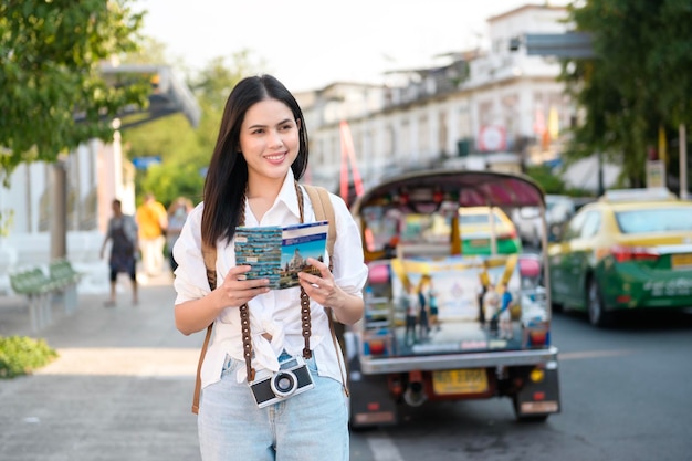 Piękna turystka na wakacjach zwiedzająca i zwiedzająca Bangkok