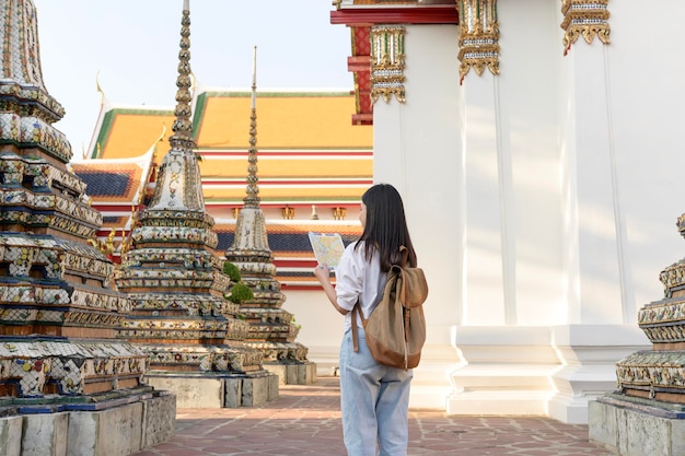 Piękna turystka na wakacjach zwiedzająca i zwiedzająca Bangkok