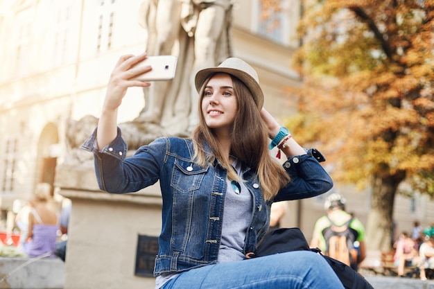 Piękna Turystka Robiąca Selfie W Europejskim Mieście Podróżująca Po Całym świecie W Poszukiwaniu Przygód