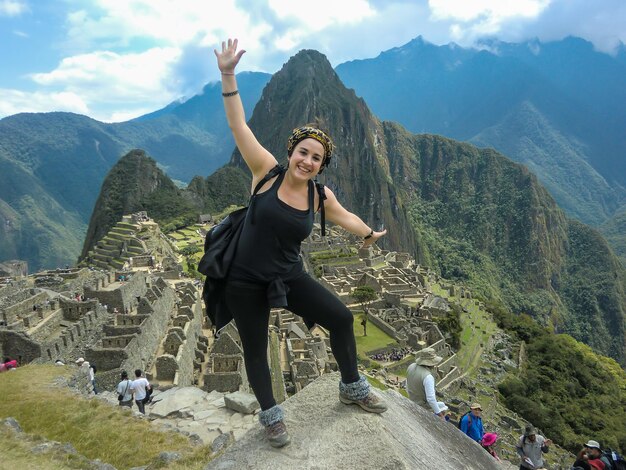 Piękna turystyczna kobieta pozuje w sanktuarium Machu Picchu, Urubamba - Cusco - Peru