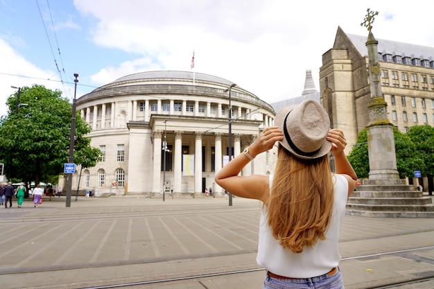 Piękna turystyczna kobieta spacerująca po placu Świętego Piotra w mieście Manchester, Wielka Brytania