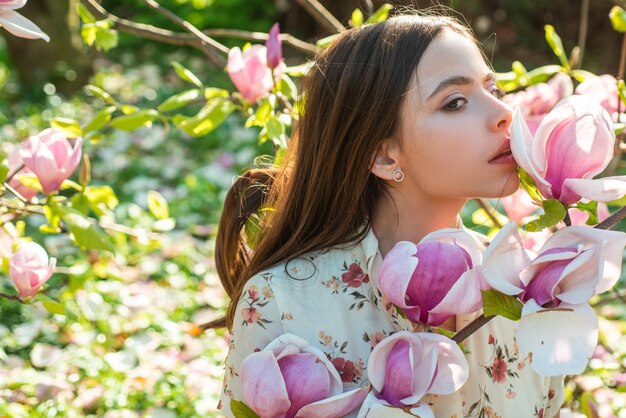 Piękna twarz kobiety z magnolią piękna zmysłowa dziewczyna z kwiatami