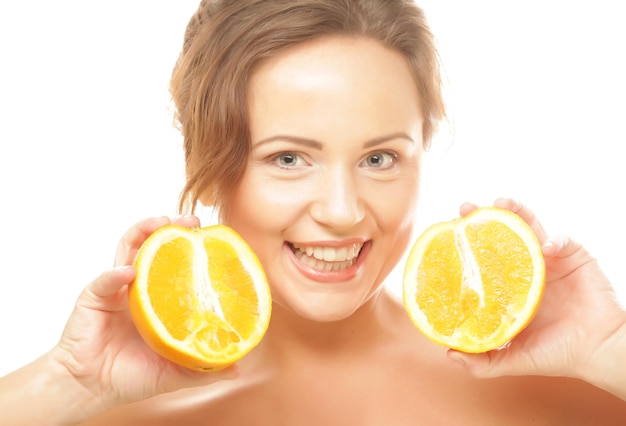 Piękna twarz kobiety z soczystą pomarańczą