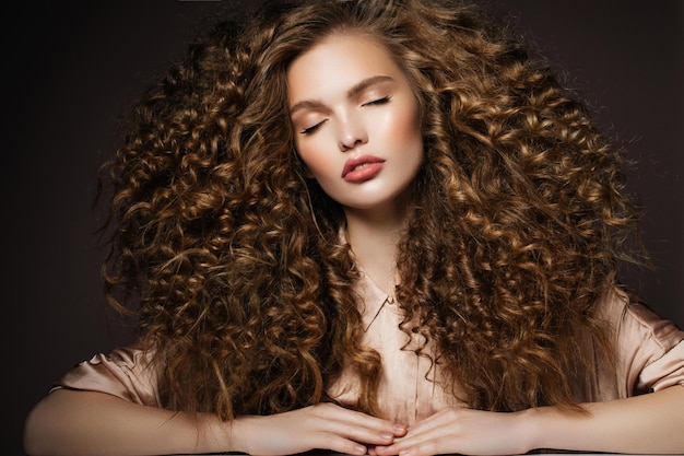Piękna twarz modelki o niebieskich oczachCurly hair Różowe usta Portret studyjny