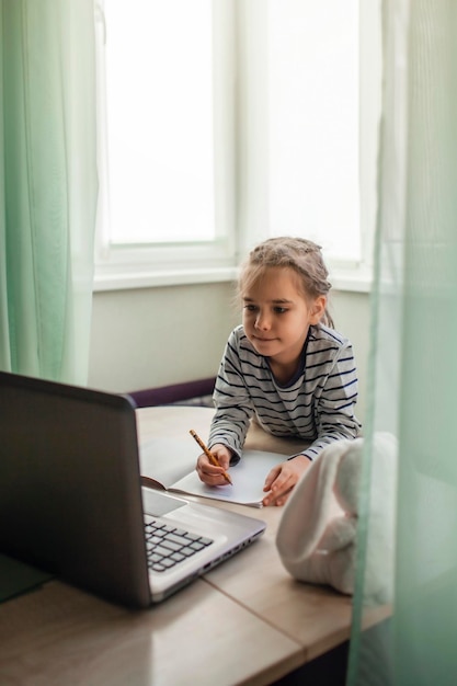 Piękna uczennica ucząca się matematyki podczas lekcji online w domu koncepcja edukacji online