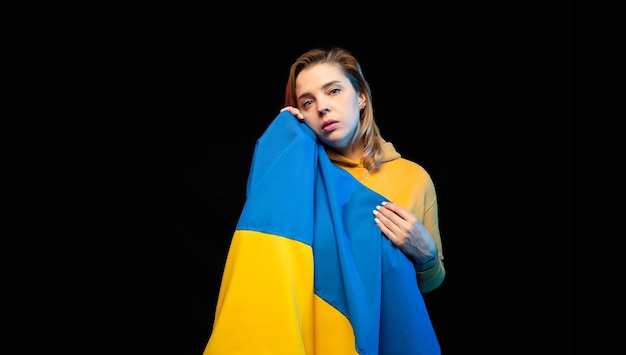 Piękna ukraińska dziewczyna z narodową flagą państwową Ukrainy na czarnym tle Skopiuj miejsce Rosyjski Ukraiński Wojna Pomoc i módl się o Ukrainę Zatrzymaj wojnę
