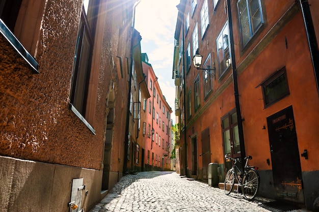 Piękna ulica o zachodzie słońca na Starym Mieście w Sztokholmie, Szwecja. Znany cel podróży