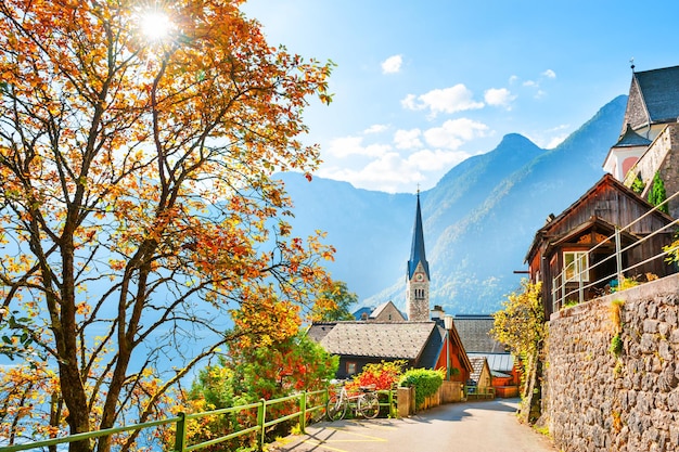 Piękna ulica w miejscowości Hallstatt w austriackich Alpach. Jesienny krajobraz