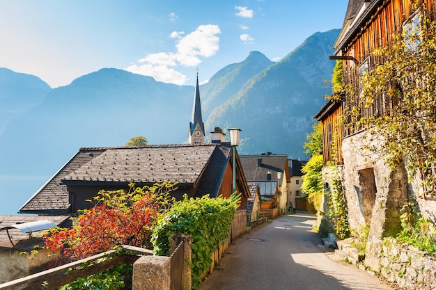 Piękna ulica w wiosce Hallstatt w austriackich Alpach