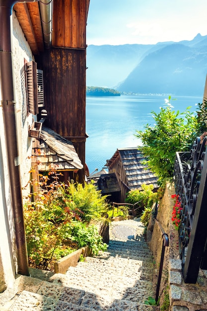 Piękna ulica w wiosce Hallstatt, widok na jezioro Hallstatter, Austriackie Alpy