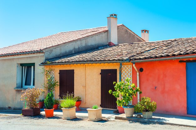 Piękna ulica z kolorową architekturą w Valensole, Prowansja, Francja. Znany cel podróży.